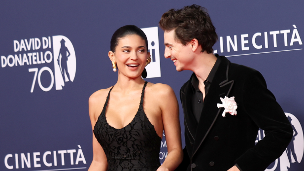 Kylie Jenner tenta beijar Timothée Chalamet, astro não percebe e deixa namorada no ‘vácuo’ em premiação; assista