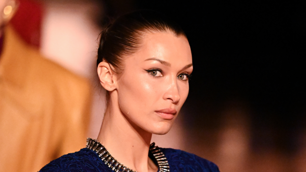 Bella Hadid rebate rumores de cirurgia plástica e revela o verdadeiro truque por trás do olhar “levantado”; assista