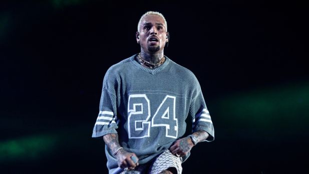 Chris Brown é acusado de lesão corporal grave e permanecerá preso até a próxima audiência; saiba a data