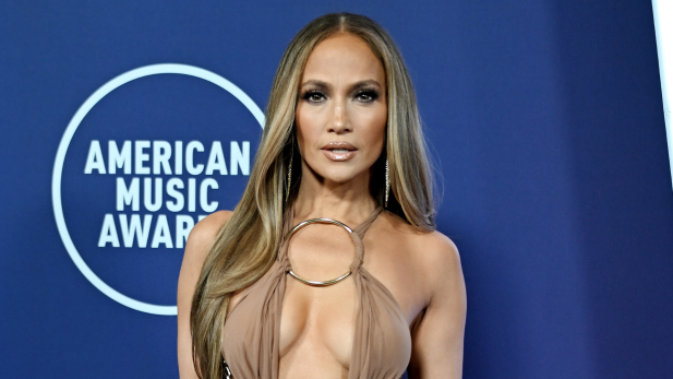 Jennifer Lopez dá a melhor resposta ao ser convidada para “caçar homens”; assista