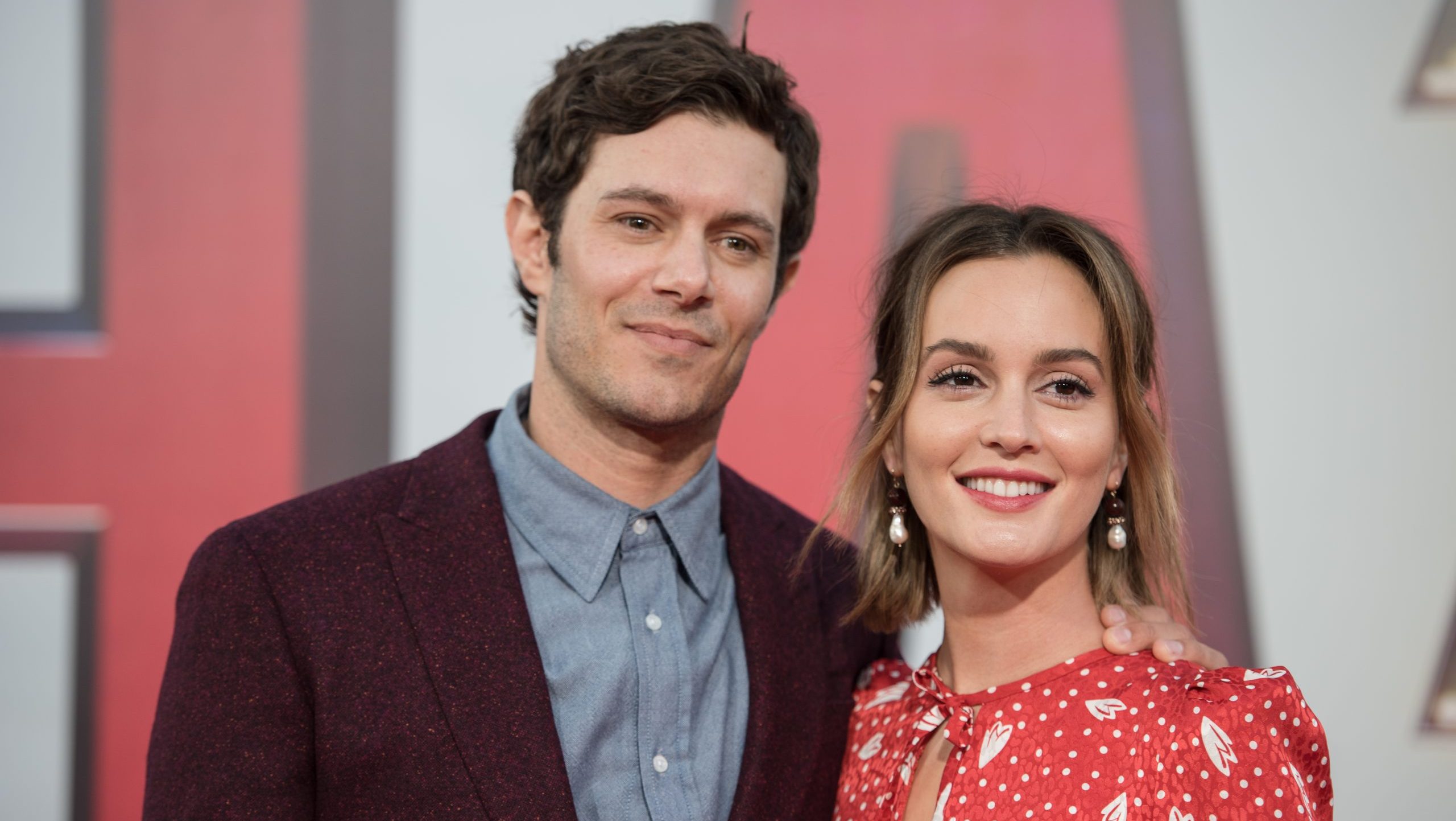 Leighton Meester faz raro comentário sobre casamento intimista com Adam Brody