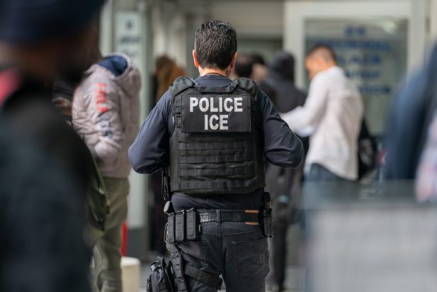 Testemunhas relataram que agentes do ICE trataram a brasileira com grosseria. (Foto: Getty)