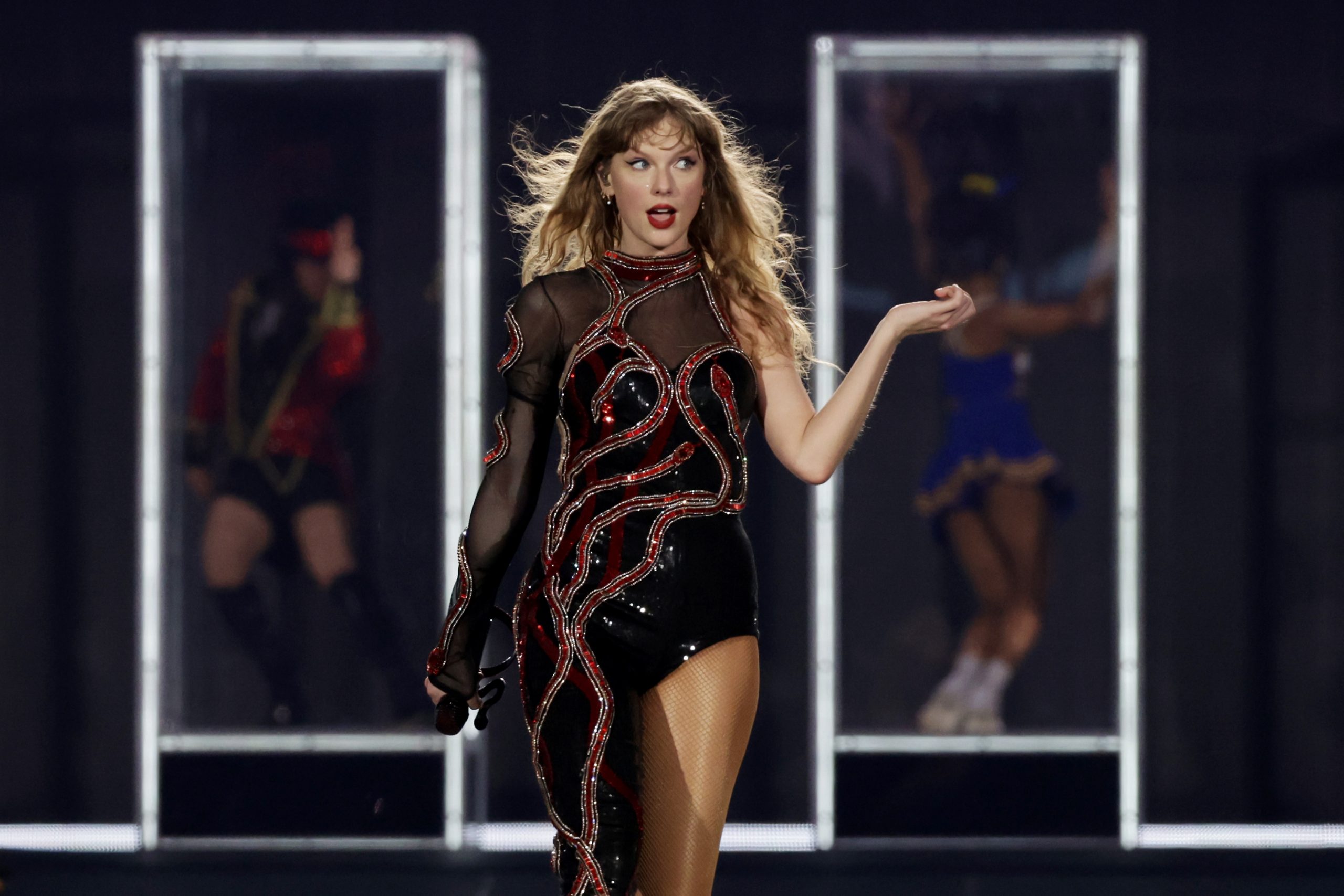Taylor Swift revela por que não quer se apresentar no intervalo do Super Bowl; assista A artista afirmou que não sabe se irá relançar "Reputation". (Foto: Getty)