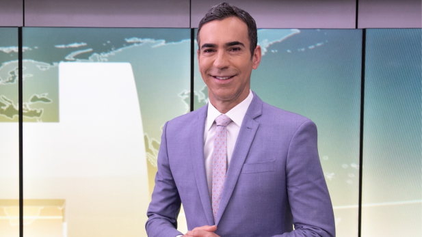 César Tralli se emociona ao vivo ao lembrar da irmã durante Jornal Hoje; assista