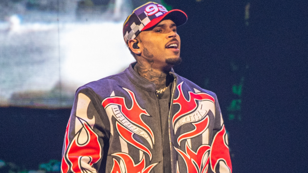 Chris Brown é solto após pagamento de fiança milionária no Reino Unido; saiba os detalhes