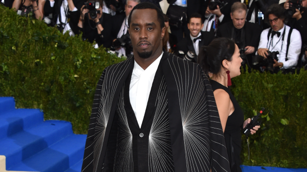 Jornalista revela que flagrou “momento íntimo” entre Diddy e Kardashian no banheiro do Met Gala; assista Jornalista revela que flagrou “momento íntimo” entre Diddy e Kardashian no banheiro do Met Gala; assista