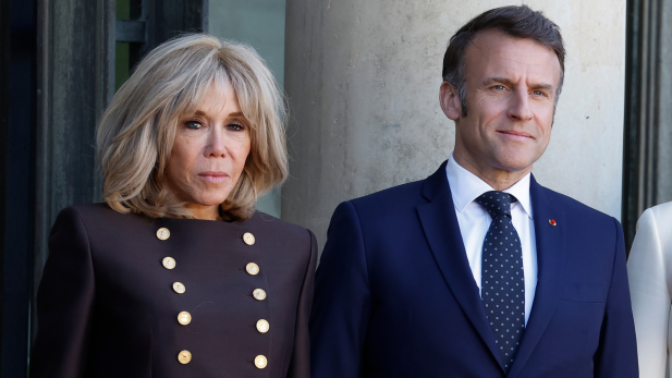 Emmanuel Macron quebra silêncio sobre tapa da esposa; especialista em linguagem corporal revela o que aconteceu