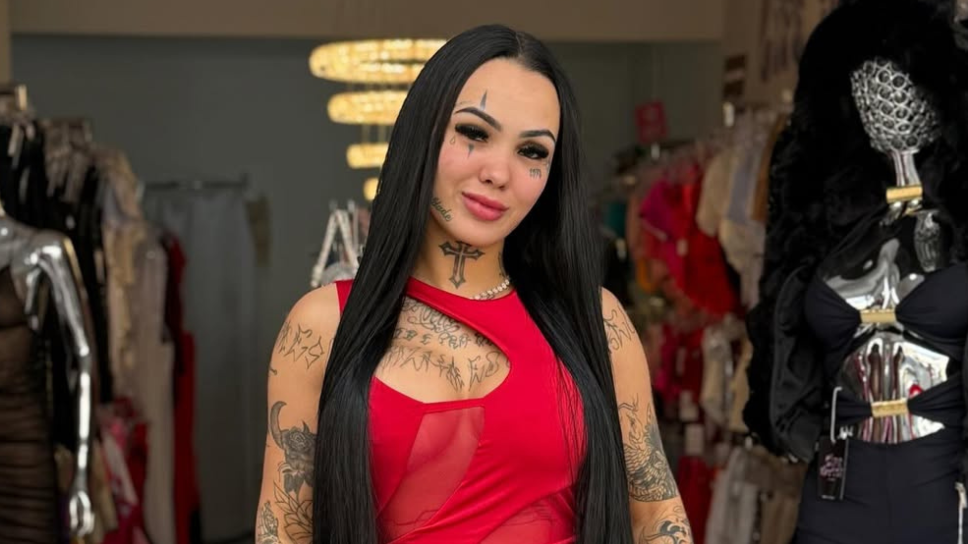 Influencer é esfaqueada 9 vezes por ex durante transmissão ao vivo em SP; estado de saúde é atualizado
