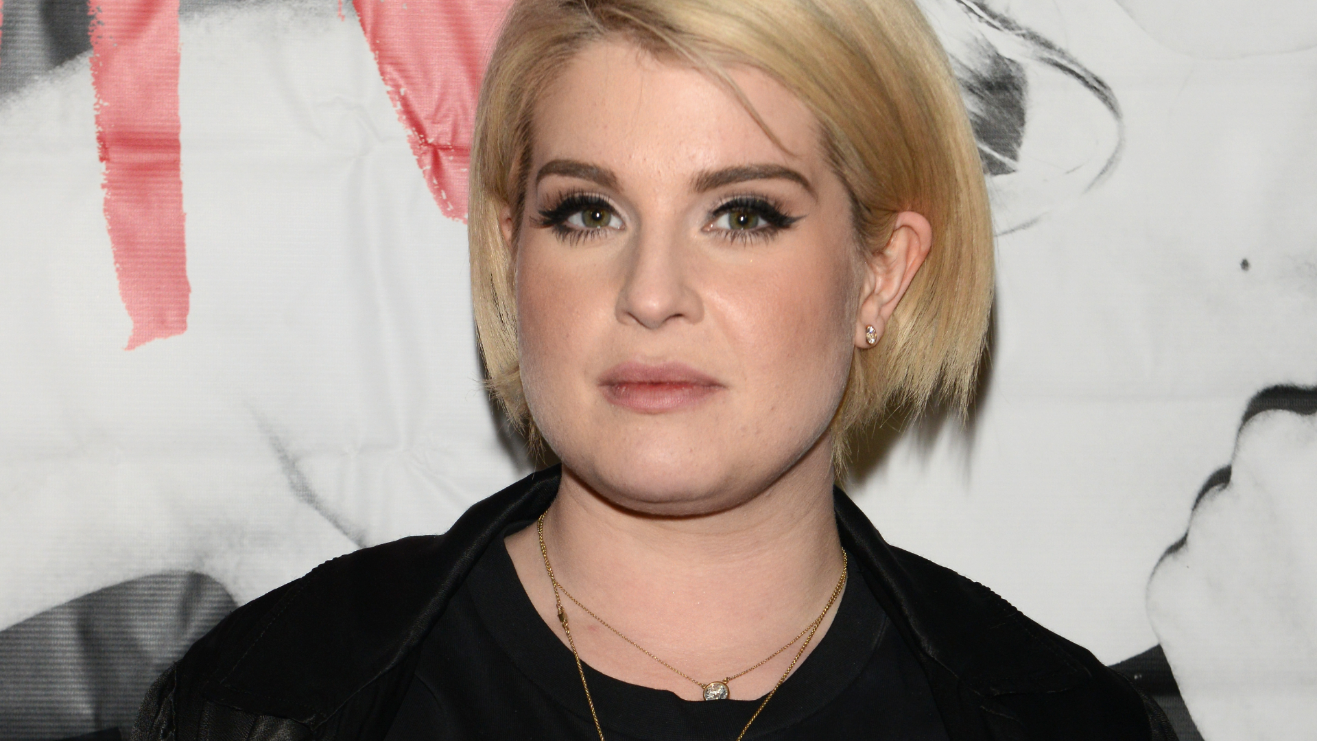 Kelly Osbourne surpreende seguidores ao aparecer completamente diferente em nova foto; veja antes e depois