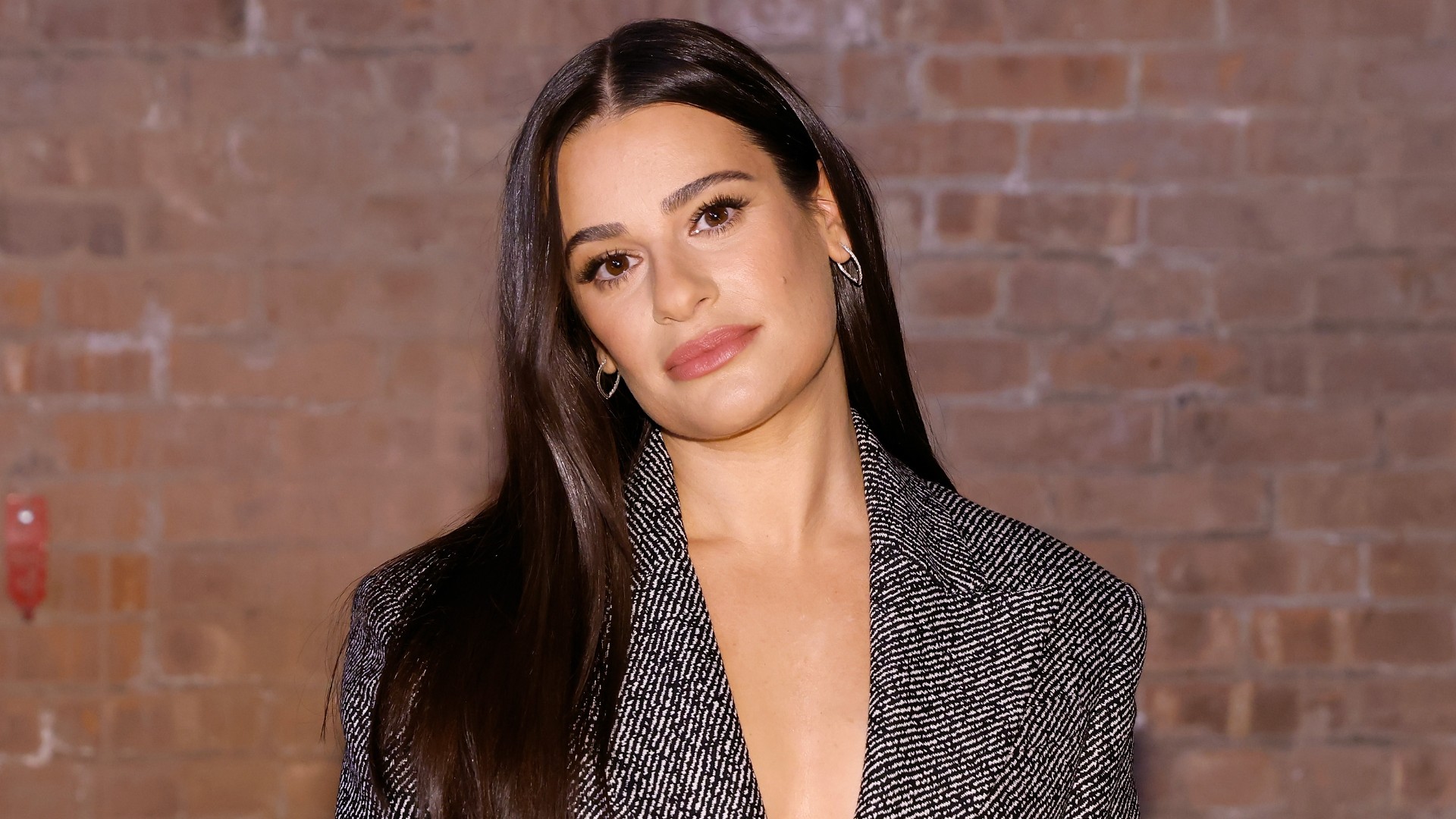 Lea Michele prova que sabe ler em meio às constantes teorias da conspiração, e faz desabafo certeiro; assista
