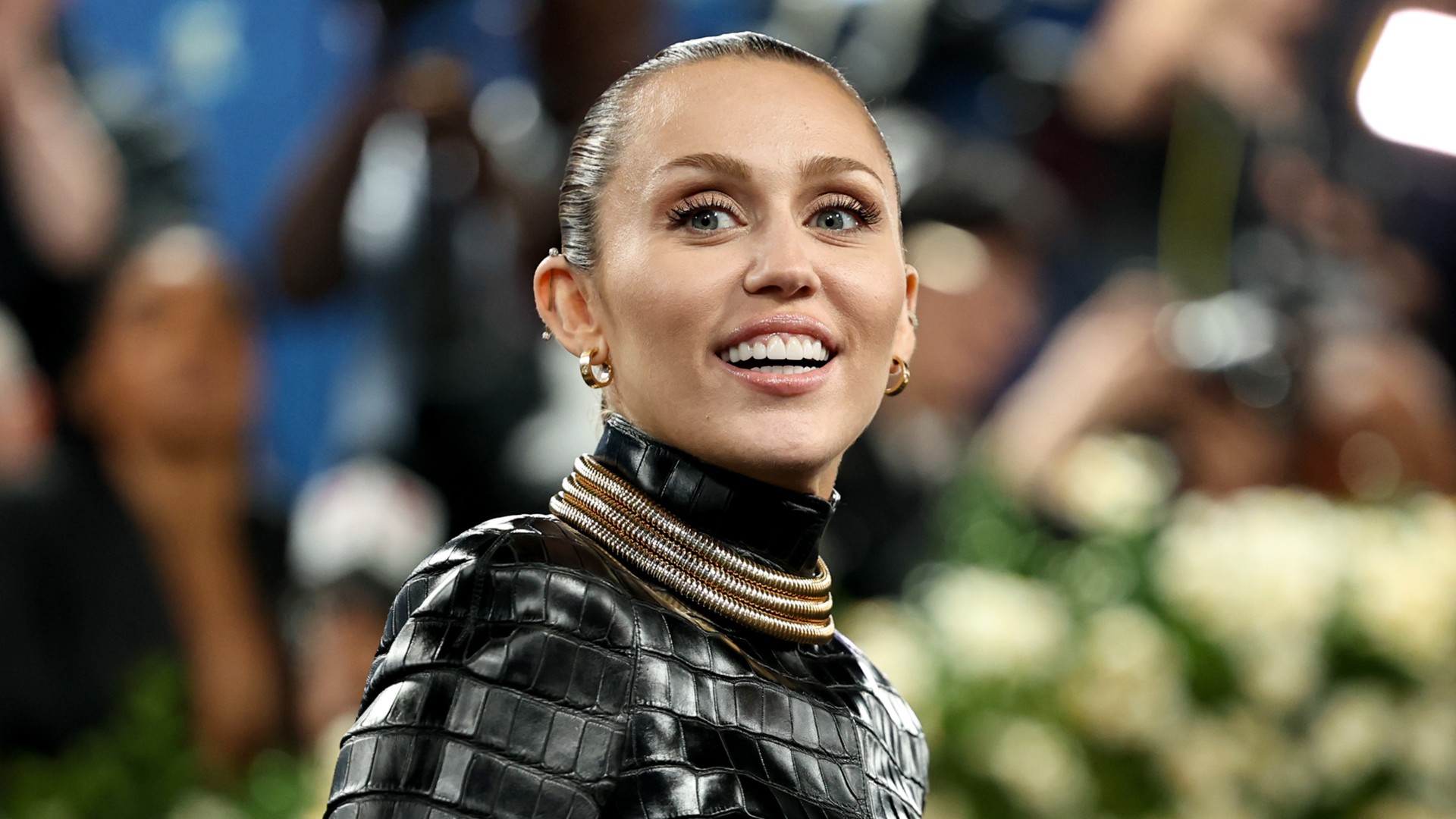 Exclusivo: Miley Cyrus fala pela 1ª vez se ‘Flowers’ foi inspirada em hit de Bruno Mars e faz revelação sobre a letra: ‘Mudei na hora’; assista