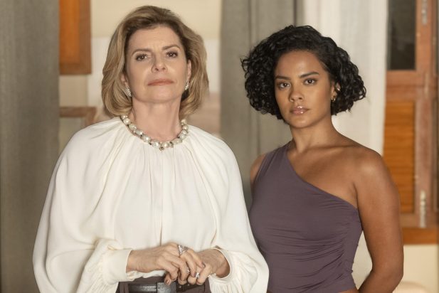 Odete Roitman (Debora Bloch) e Fátima (Bella Campos), em Vale Tudo. (Foto: Globo/Angélica Goudinho)