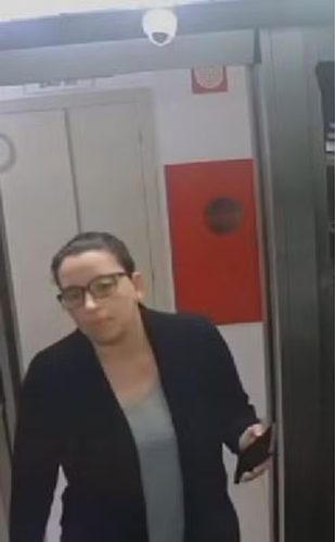 Momento em que a professora entra no elevador. (Foto: Reprodução/g1)