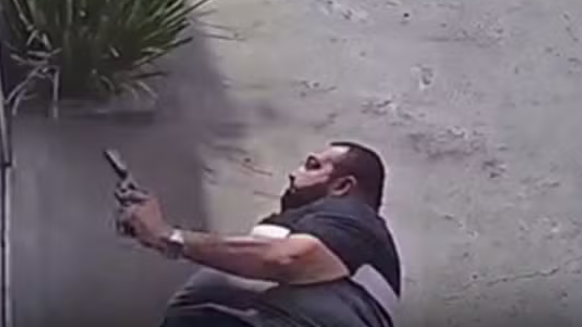 Vídeo: Homem tenta matar ex-mulher em salão de beleza no interior de SP, mas queda evita o pior