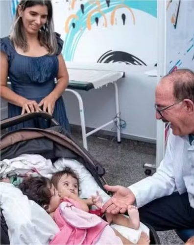 As gêmeas siamesas passam por cirurgia, em Goiânia. (Foto: Reprodução/Instagram)