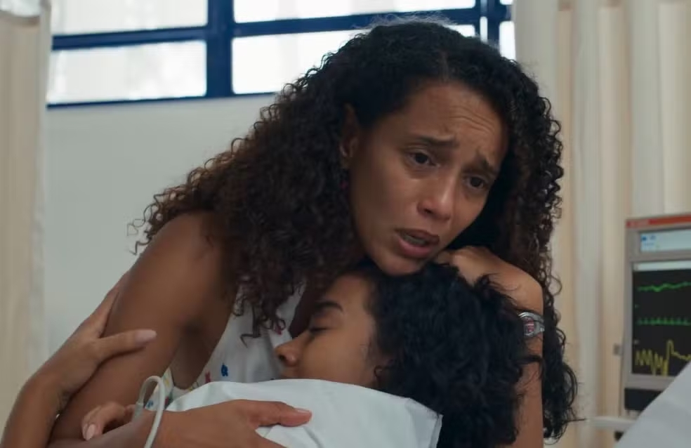 Maria de Fátima se joga de janela para enganar Raquel