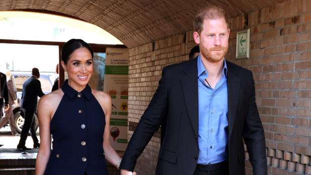 Mais quatro funcionários de príncipe Harry e Meghan Markle pedem demissão, e jornal aponta motivo