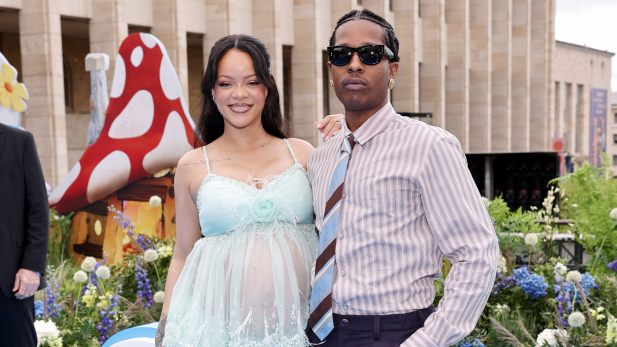 A$AP Rocky parece revelar o sexo do terceiro filho com Rihanna, mas desconversa em seguida; assista
