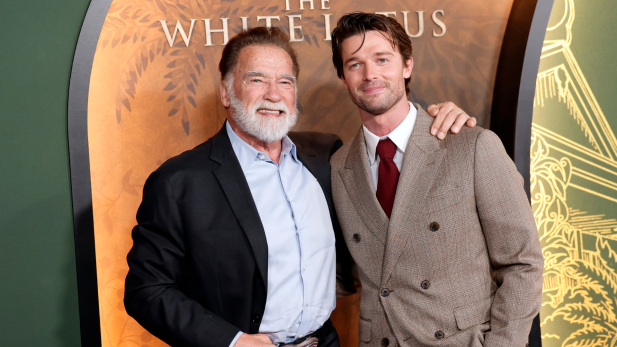 Arnold Schwarzenegger faz comentário hilário sobre cena de nudez do filho Patrick em “The White Lotus”; assista