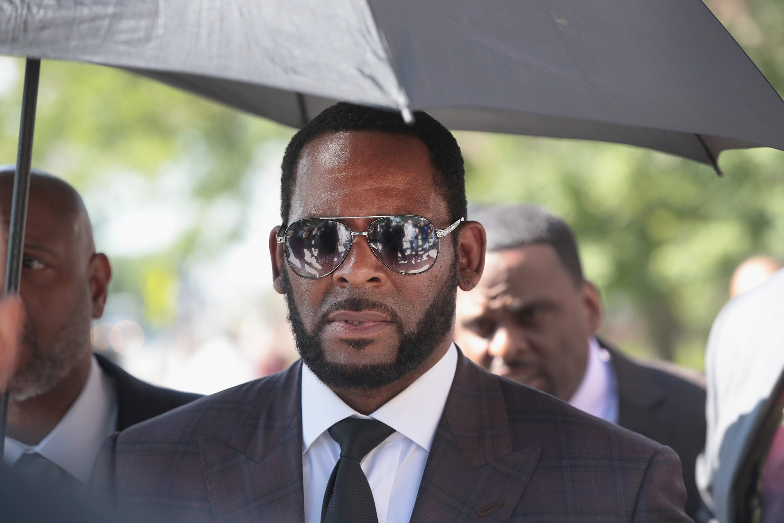 R. Kelly sofre overdose na prisão após ser colocado em solitária, e defesa acusa agentes penitenciários: “Não foi um erro”