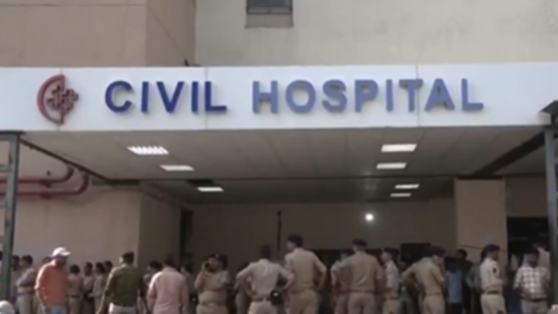Polícia fala sobre chance de sobreviventes em avião na Índia, e médico relata cena dramática no solo