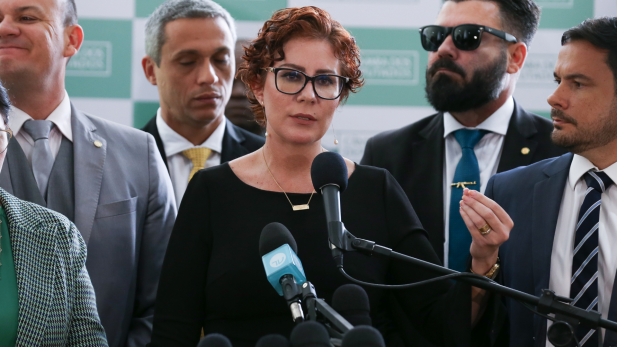 Carla Zambelli: Equipe revela atual paradeiro da deputada após prisão ser decretada