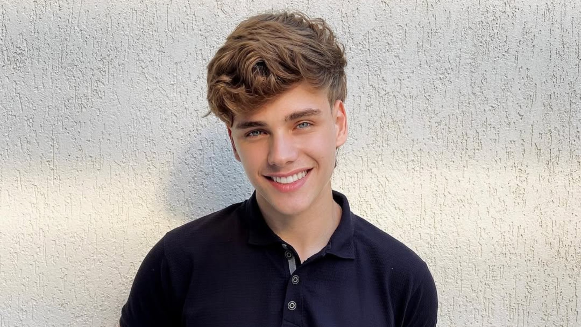 Vídeo mostra amigo tentando salvar modelo de 17 anos que morreu afogado após sessão de fotos no CE