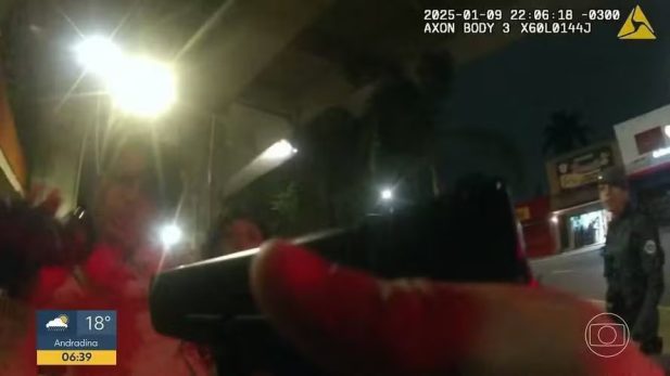 As imagens mostram o momento em que a jovem foi atingida com um disparo. (Foto: Reprodução/TV Globo)