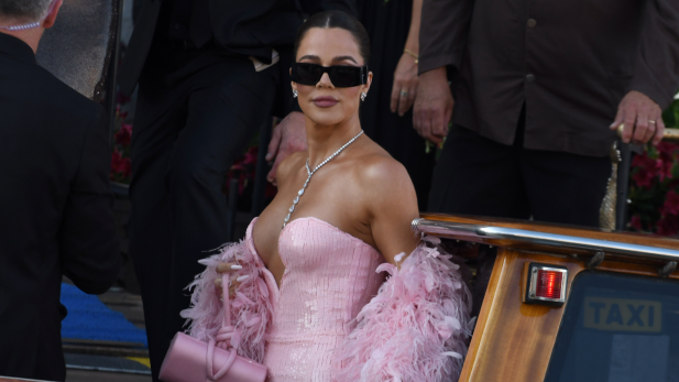 Khloé Kardashian reage após post de cirurgião, e revela a lista de cirurgias e procedimentos que já realizou; veja antes e depois