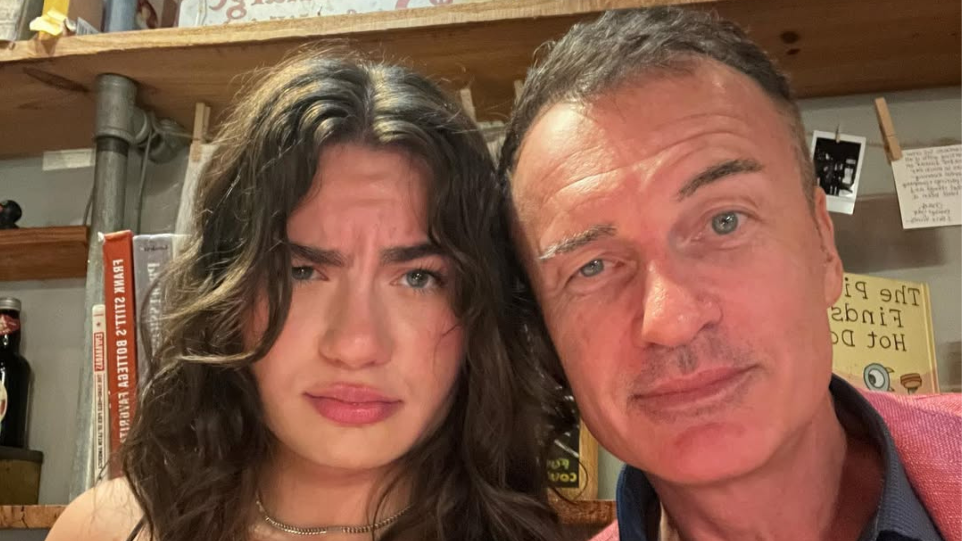 Mensagens recentes entre Julian McMahon e a filha emocionam e viralizam após morte do ator aos 56 anos