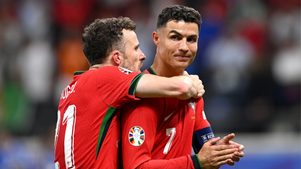 Jornal explica ausência de Cristiano Ronaldo no funeral de Diogo Jota, e revela promessa do craque à família do colega