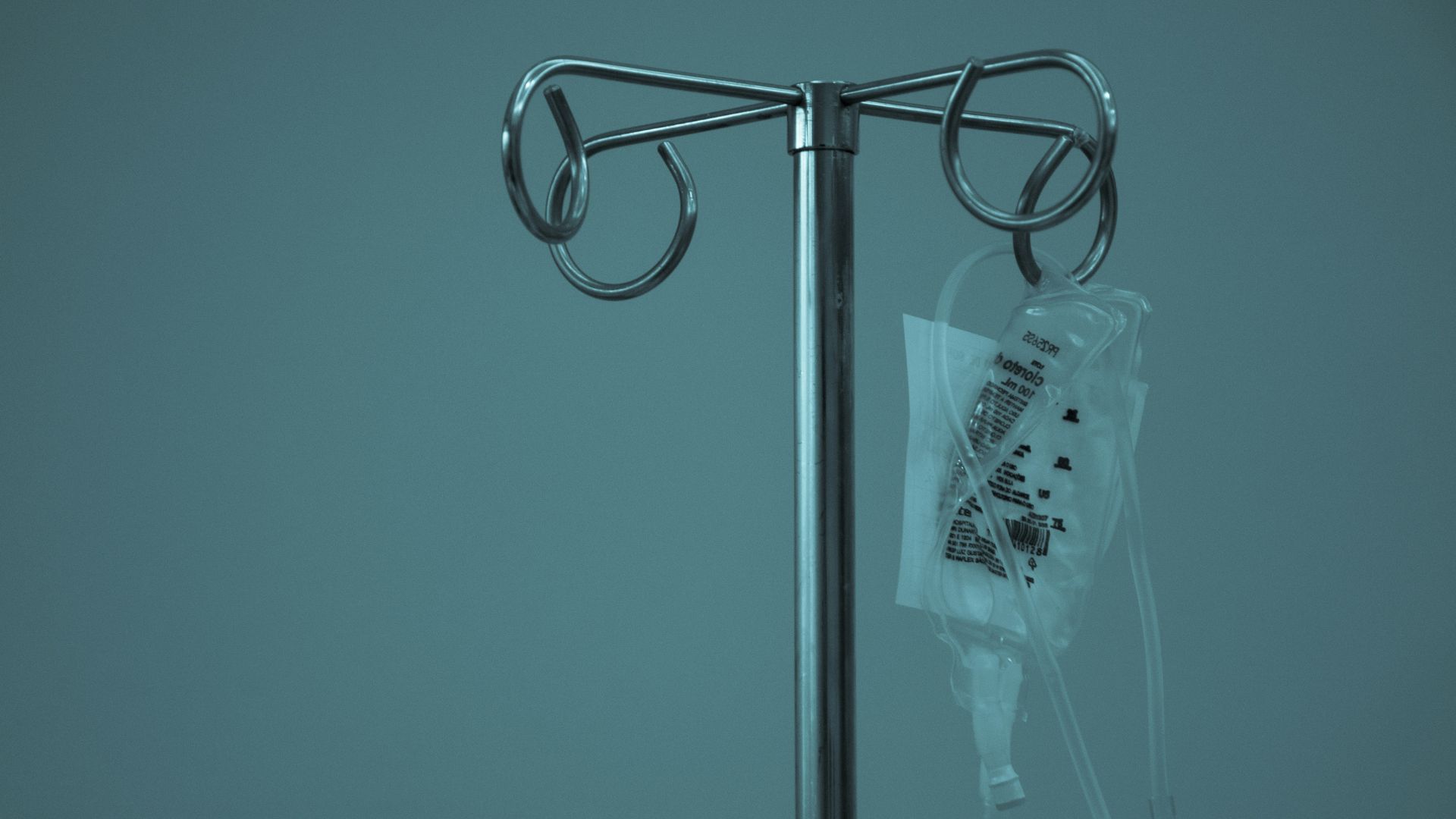 Influencer fica com o rosto desfigurado após confundir cisto com espinha por 9 meses; vídeo impressionante viraliza