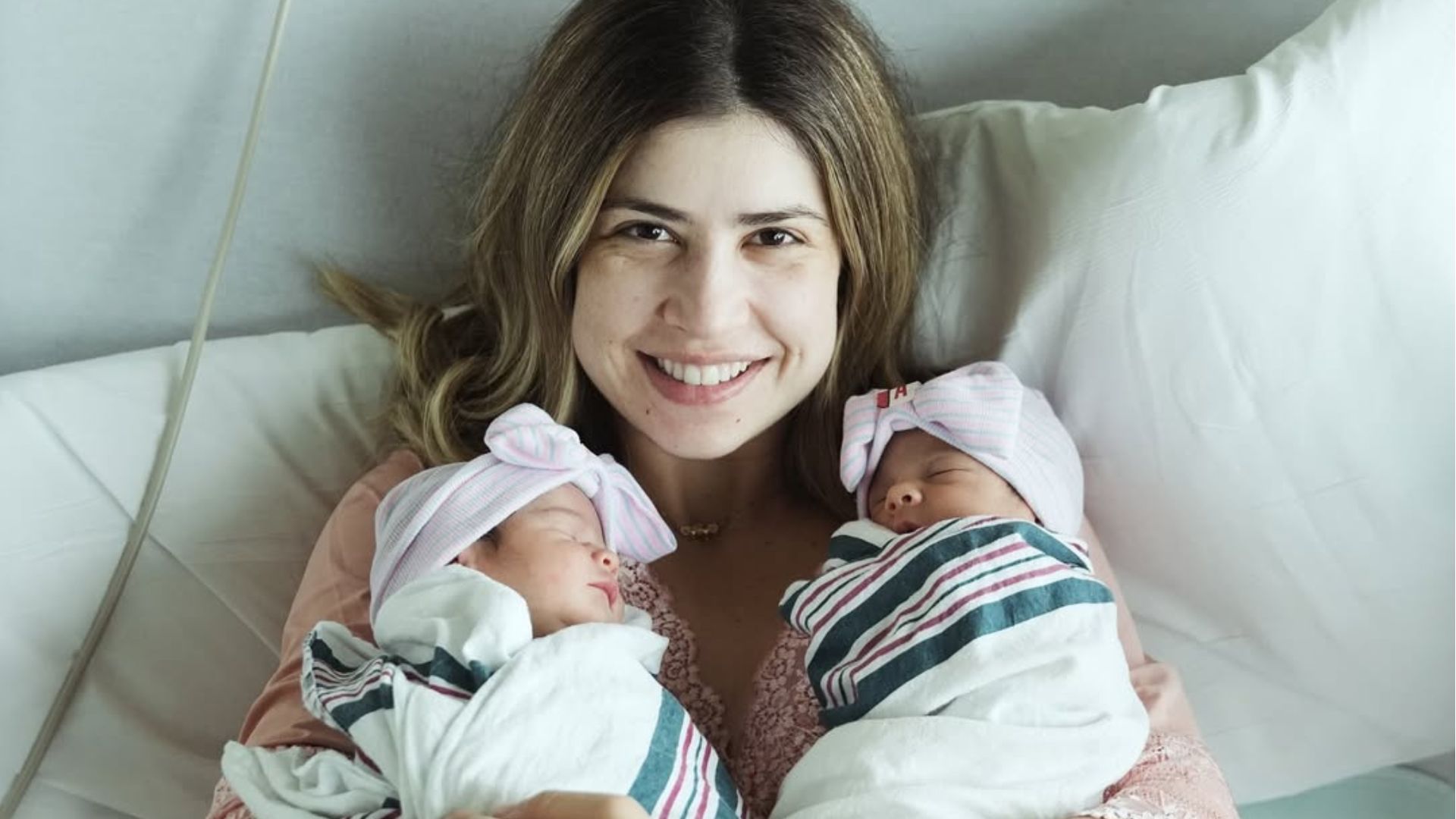 Brasileira viraliza ao revelar quanto custou o parto de gêmeas nos EUA: “Dia mais caro da minha vida”; assista