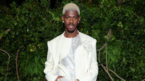 Vídeo: Lil Nas X é hospitalizado após ser flagrado andando nu por LA, e site aponta o que pode ter acontecido