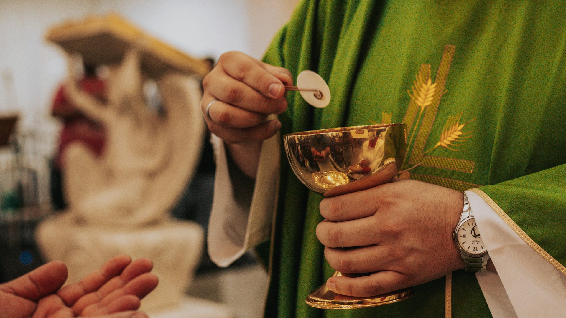 Mulher persegue padre após rejeição amorosa em SC, e polícia revela conteúdo de mensagens: “Enviava vários áudios”