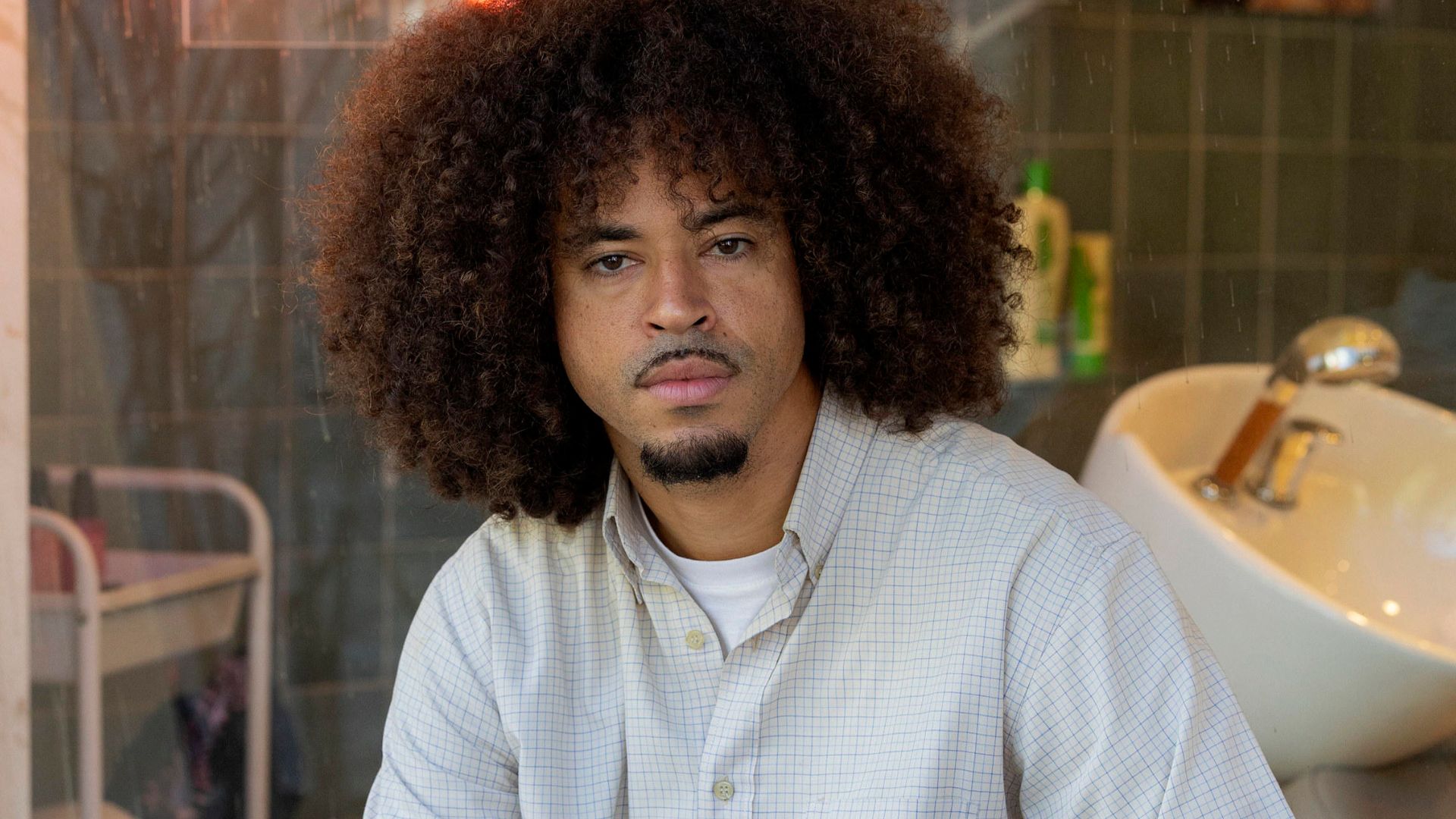 Dona de Mim: Vilão entra na trama, coloca Ryan contra a parede e faz ameaça; saiba quem é