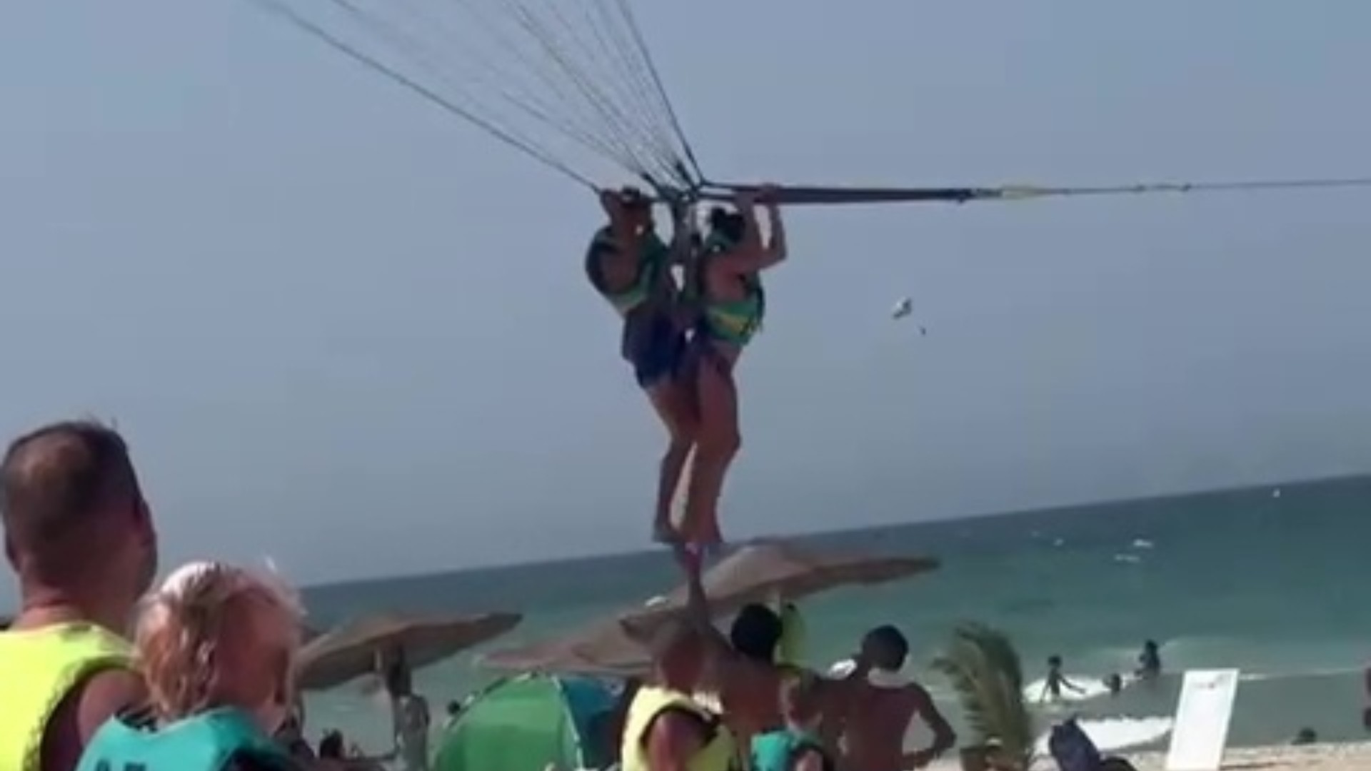 Video: Tourist reports of the coach's sexual assault during the parachute flight in Tunisia