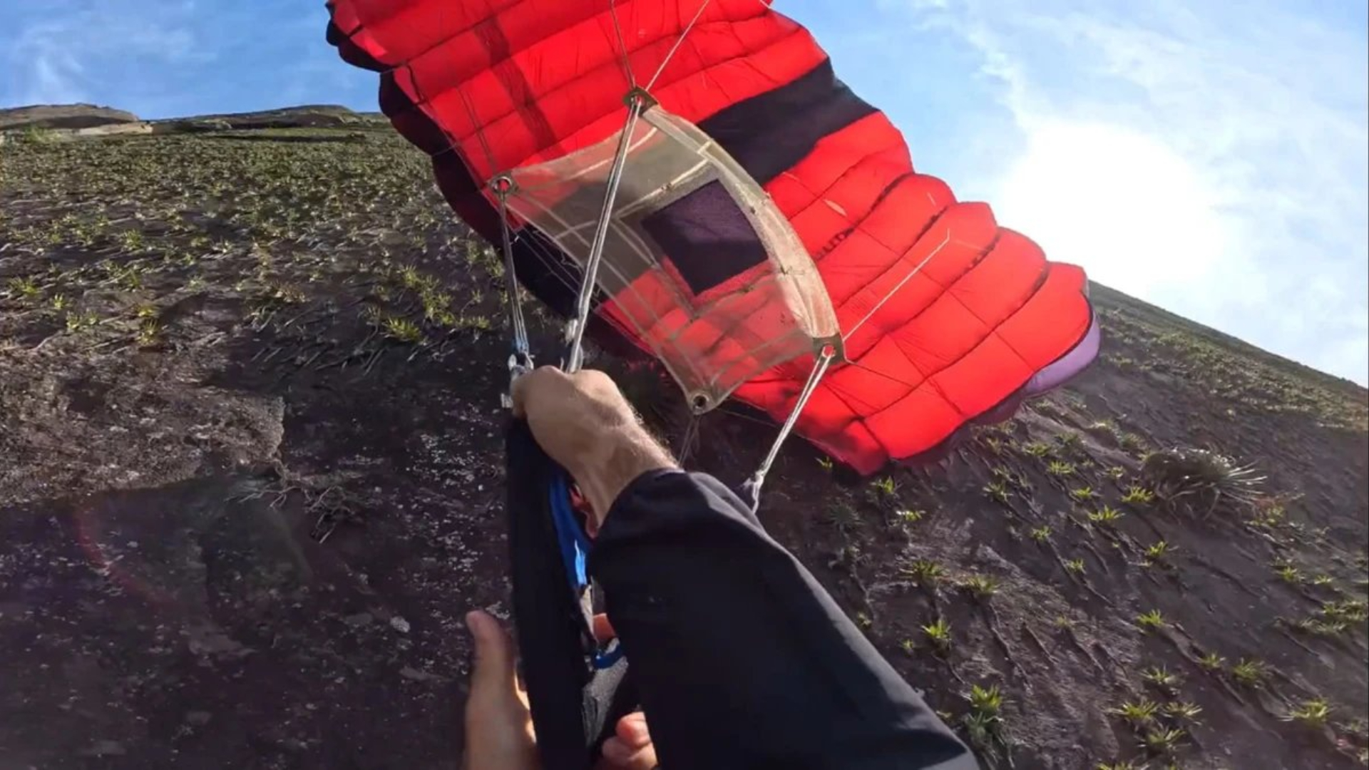 Vídeo: Bombeiro filma própria queda durante salto de base jump no ES e sobrevive
