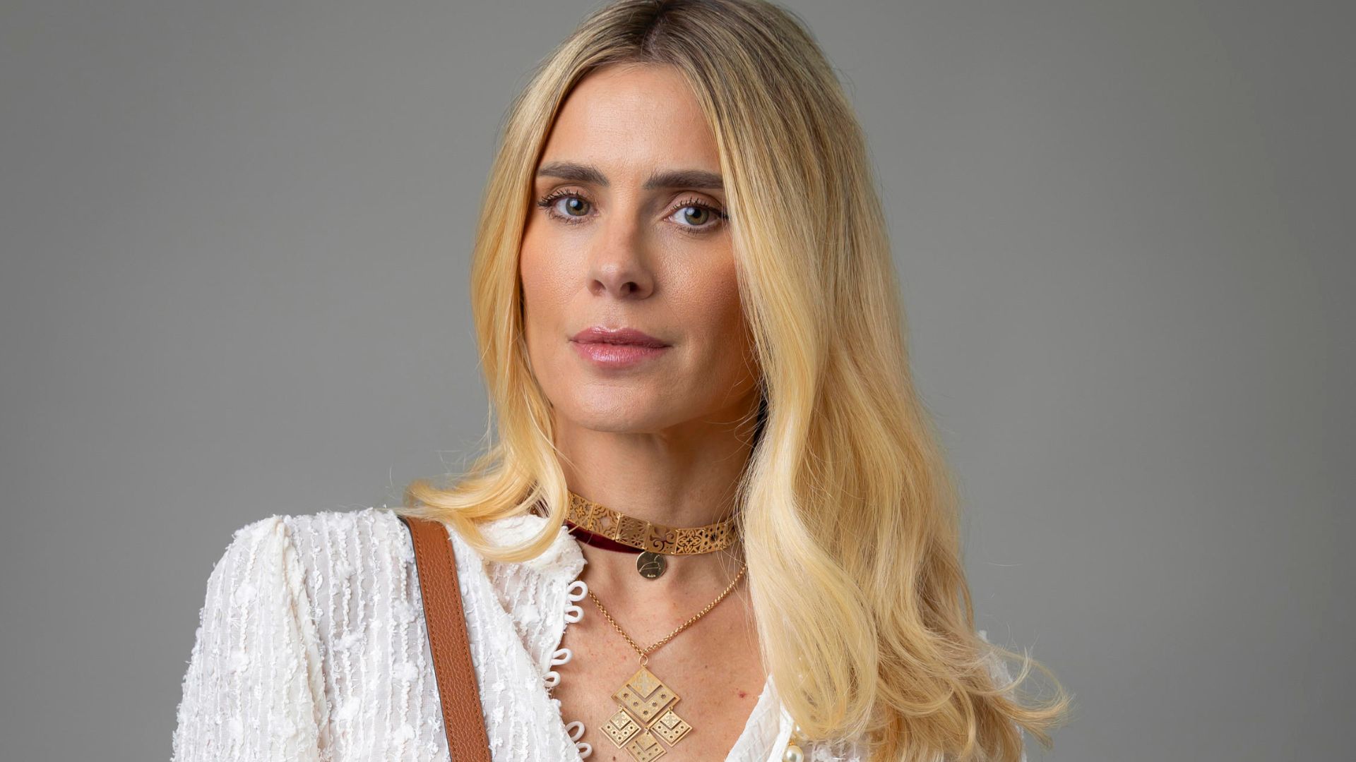 Carolina Dieckmmann rebate críticas após mostrar bolo inusitado para aniversário do filho e justifica escolha; assista