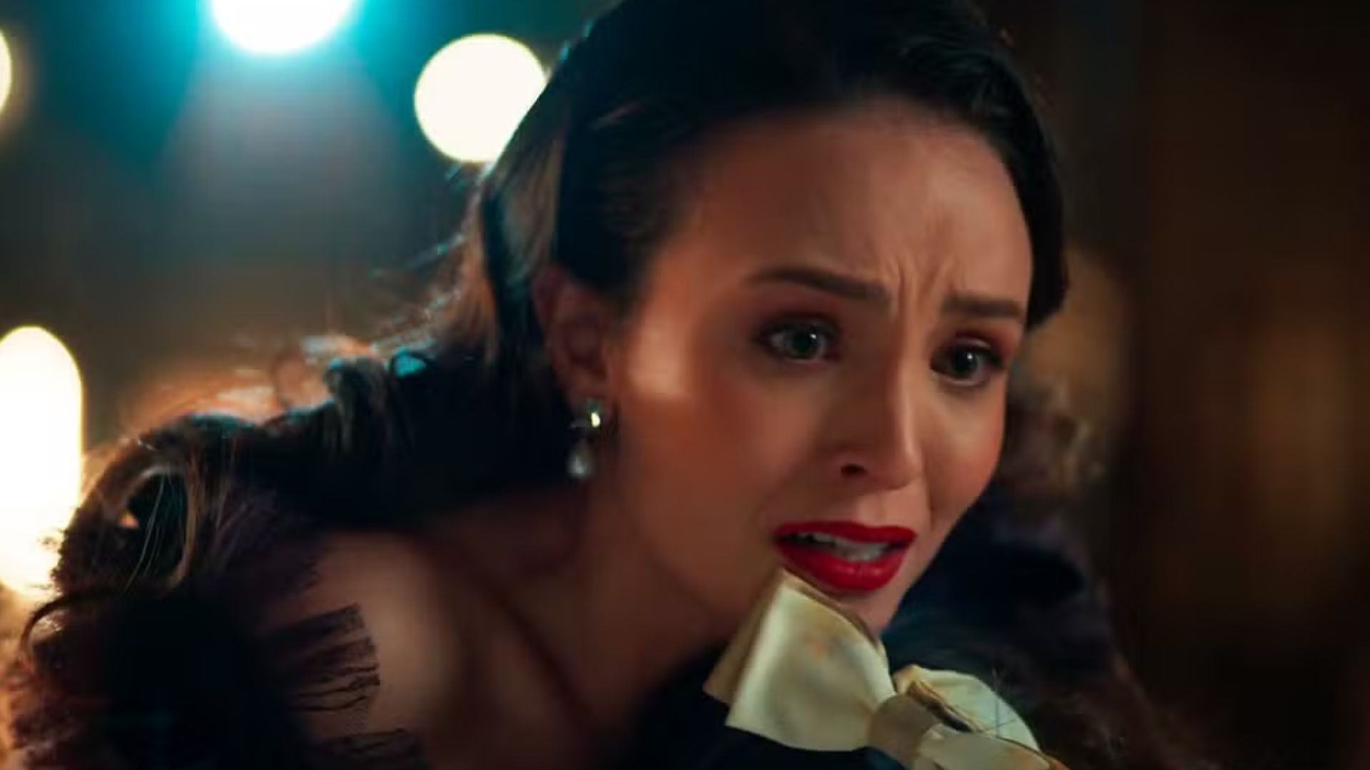 Êta Mundo Melhor: Ao pensar que viu Ernesto, Estela entra em pânico e quase é atropelada