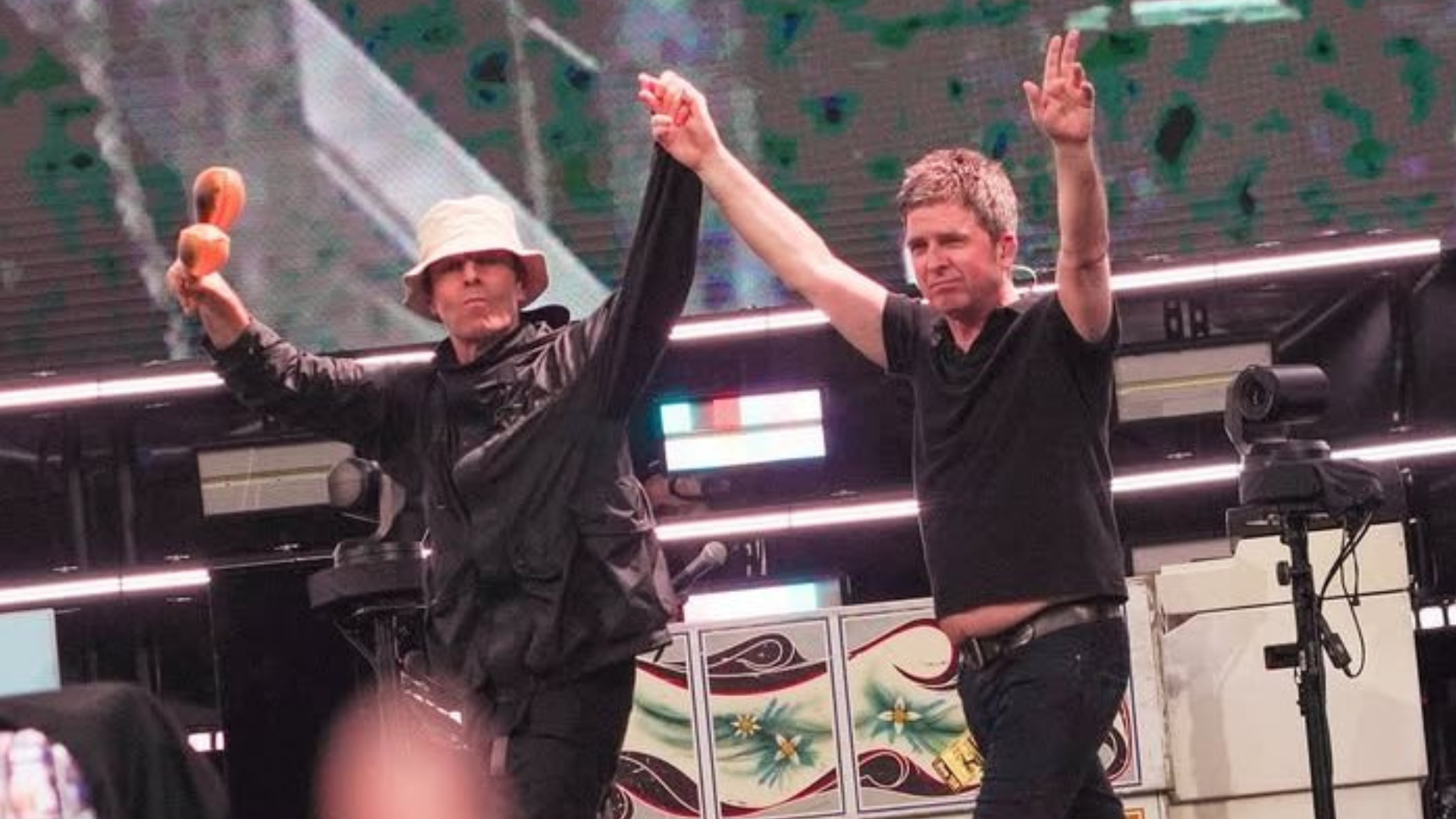 Homem morre ao cair de arquibancada durante show do Oasis em Londres; Liam e Noel Gallagher se manifestam