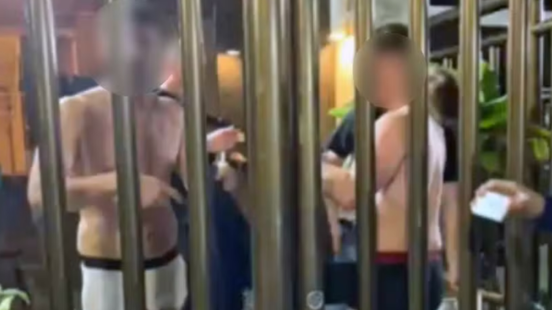 Vídeo: Turistas alemães são assaltados e deixados nus no RJ; polícia identifica e prende suspeitos