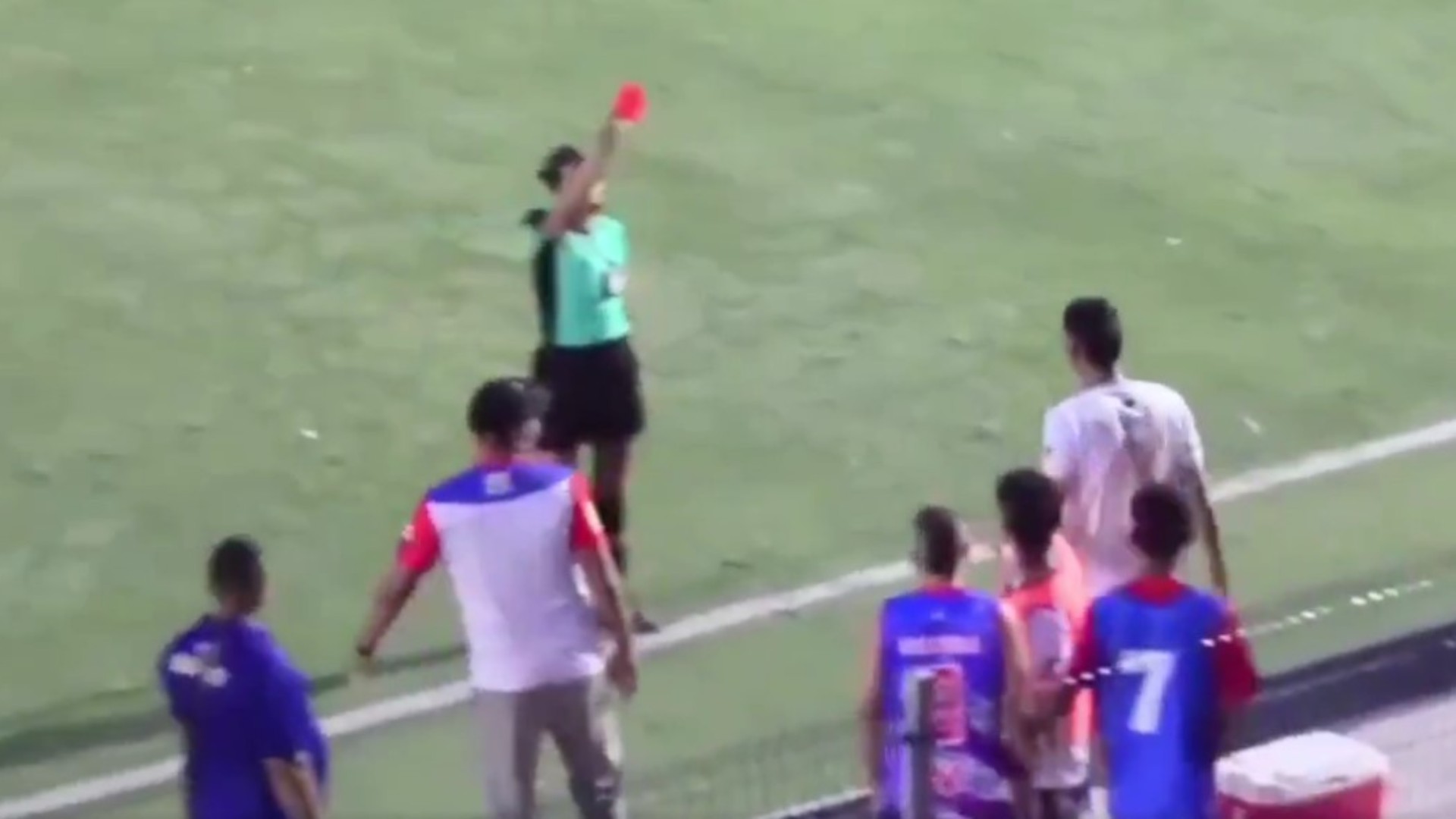 Vídeo: Árbitra é agredida após expulsar jogador de partida na Colômbia, e tem reação surpreendente