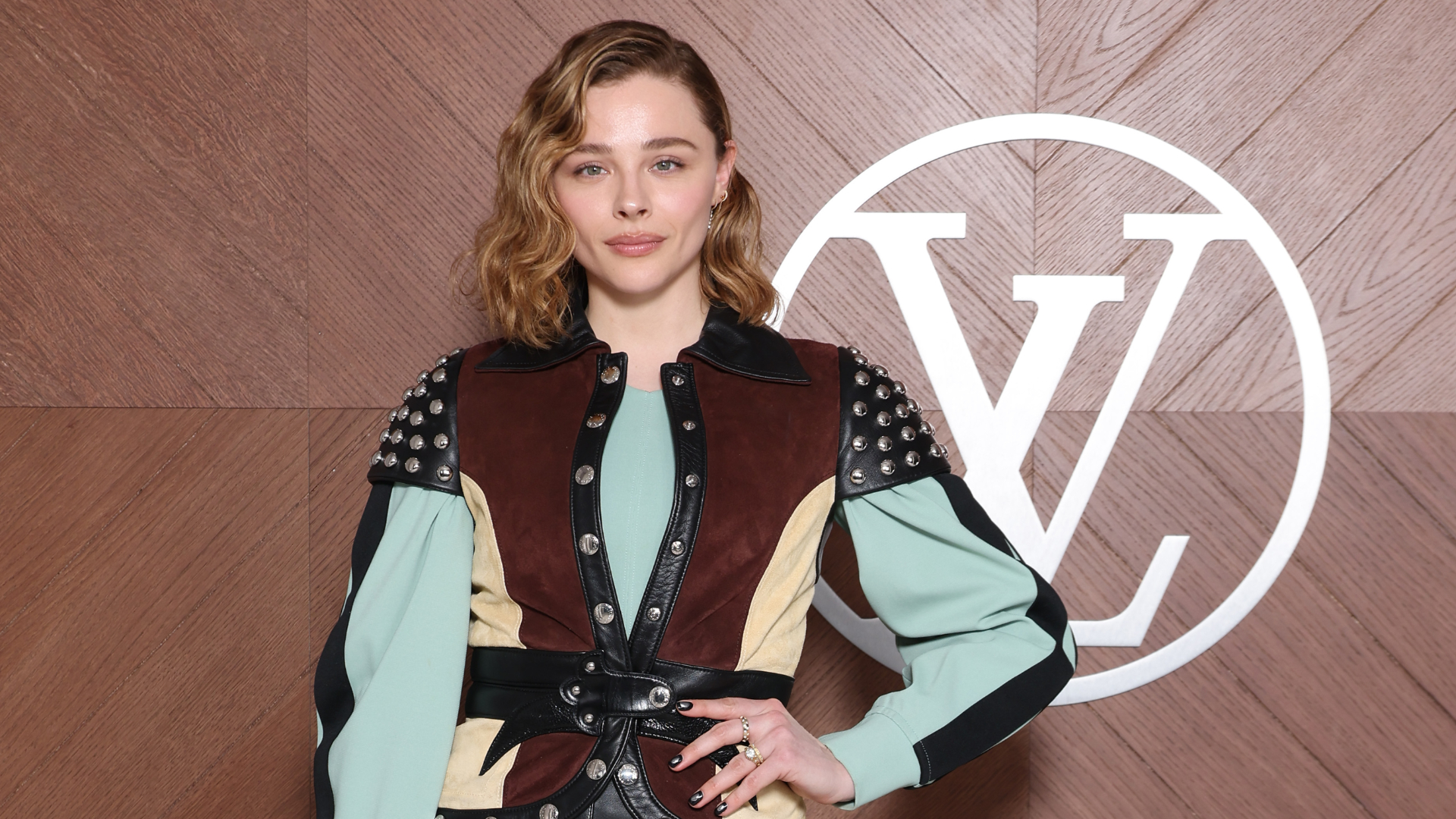 Chloë Grace Moretz faz raro comentário sobre casamento íntimo com Kate Harrison
