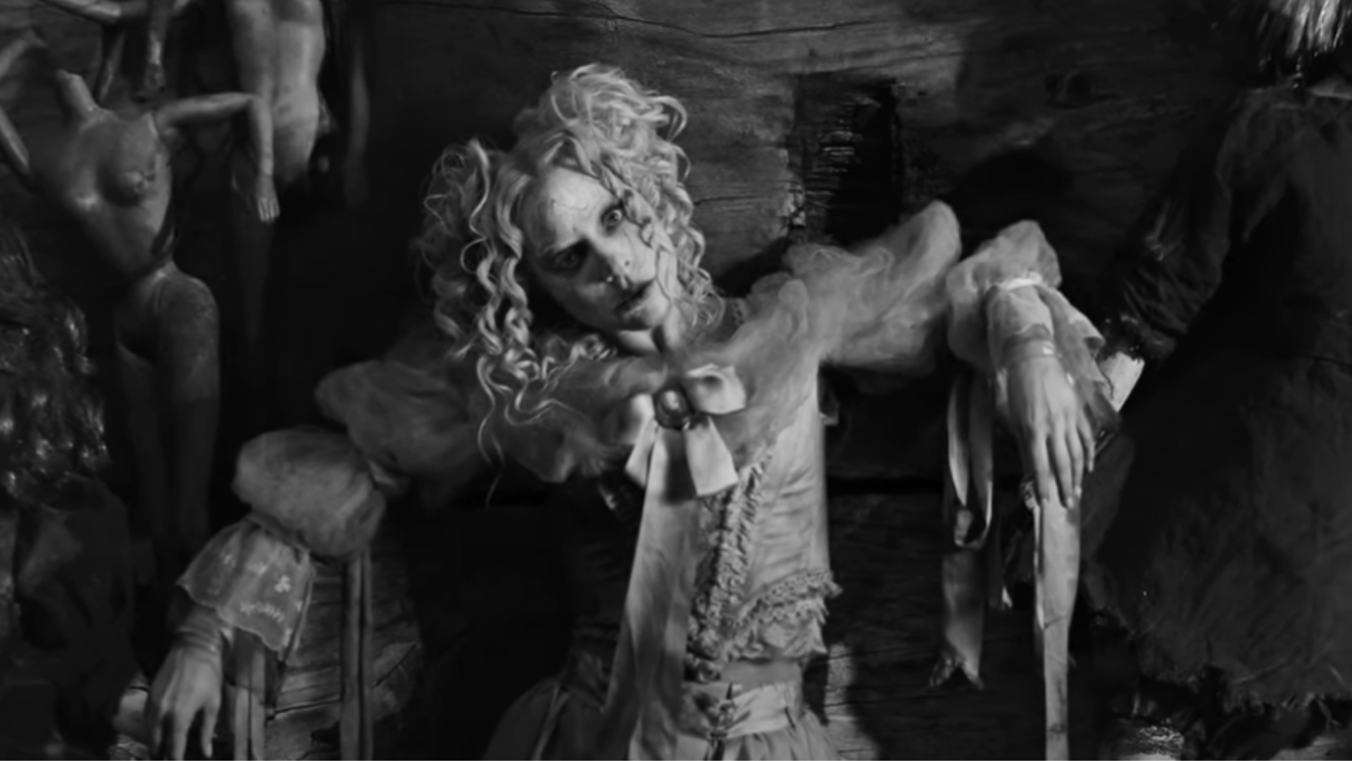 Lady Gaga lança clipe insano de ‘The Dead Dance’ com muita coreografia ao lado de bonecas, para trilha de ‘Wandinha’; assista