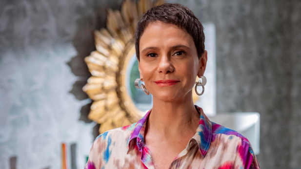 Vale Tudo: Celina se envolve em triângulo amoroso após retorno de personagem e surpreende Odete com atitude inusitada