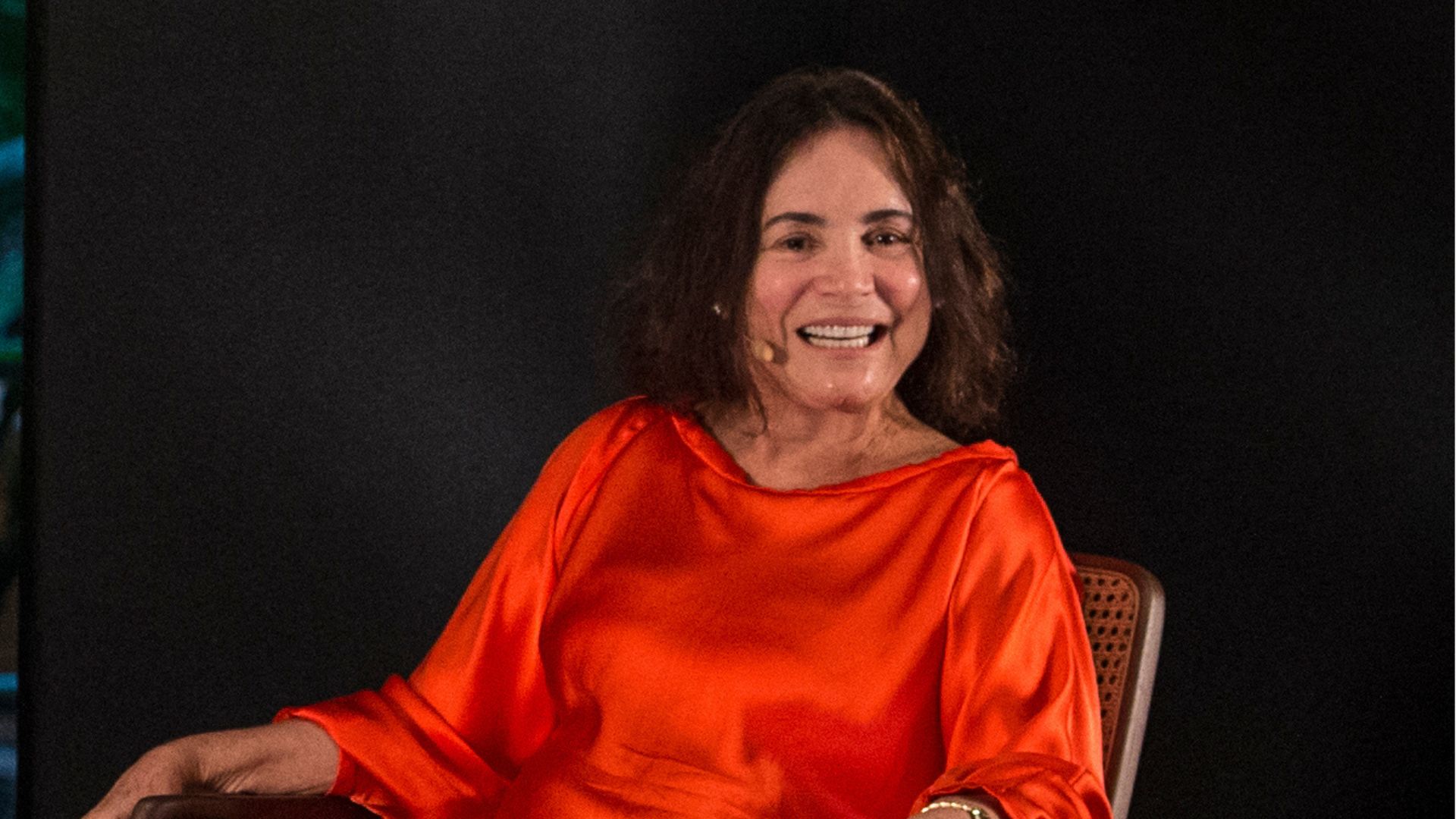 Regina Duarte aparece em cadeira de rodas após evento em SP e explica motivo