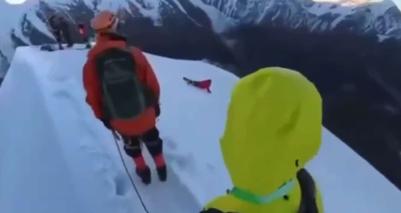 Vídeo: Alpinista morre ao cair de montanha enquanto tirava foto na China; testemunhas apontam erros que levaram à tragédia Vídeo: Alpinista morre ao cair de montanha enquanto tirava foto na China; testemunhas apontam erros que levaram à tragédia