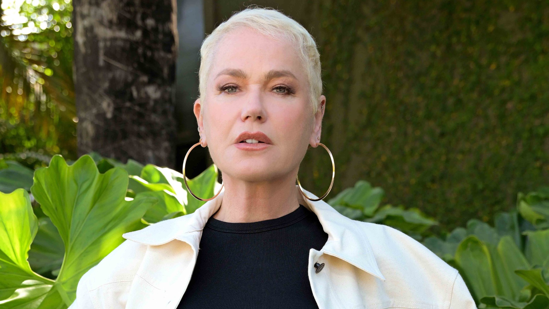 Xuxa dá a melhor resposta após vídeo do seu braço gerar comentários na web; assista