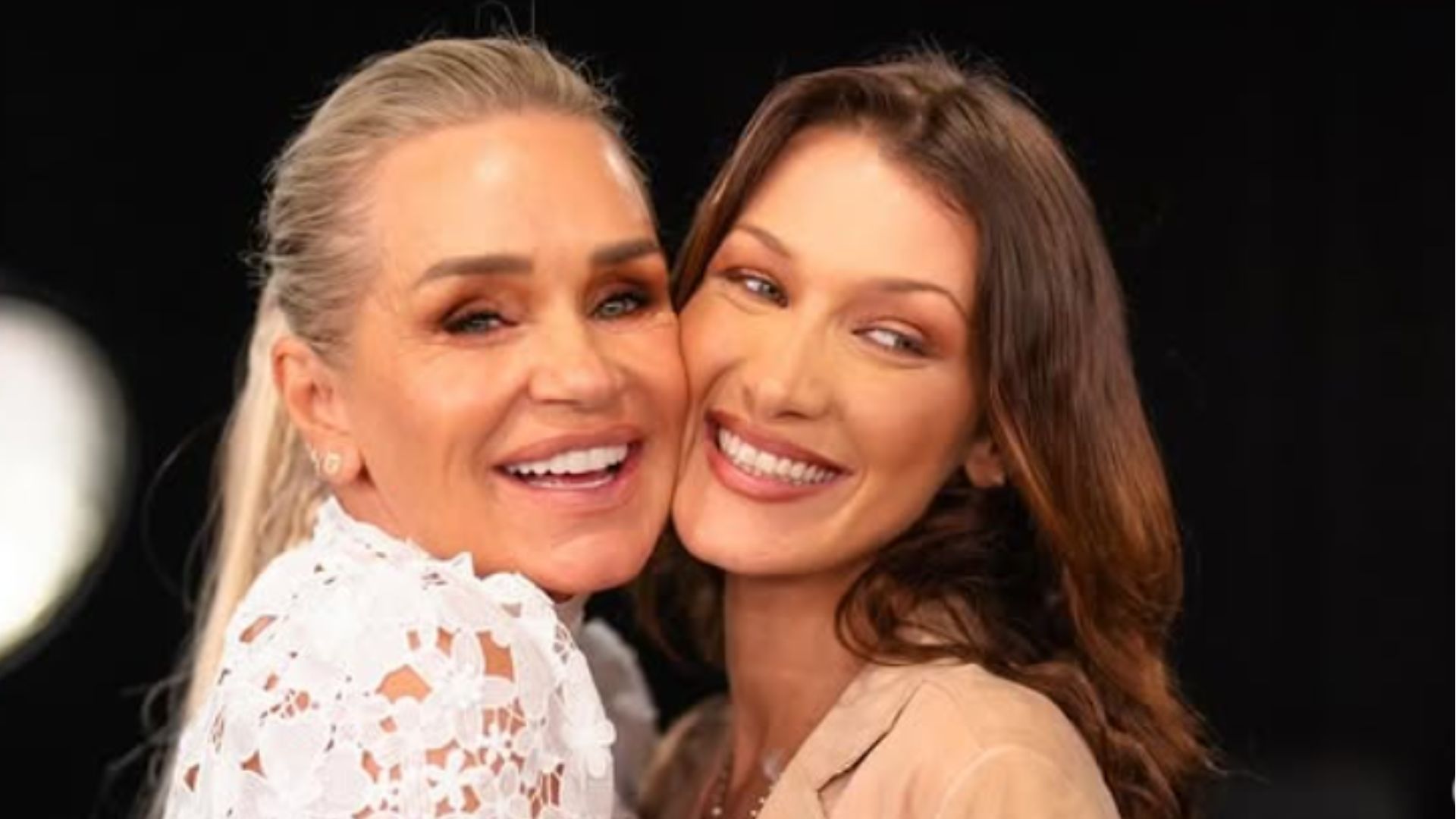 Bella Hadid é hospitalizada após complicações da doença de Lyme, e mãe faz forte desabafo: “Você é uma sobrevivente”